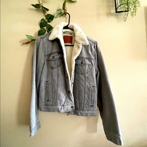 NWOT Levi’s Original Sherpa Trucker Jacket